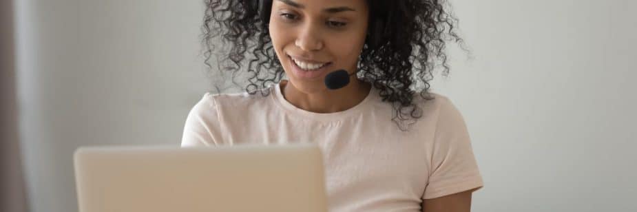 mulher estudando curso de educação física ead