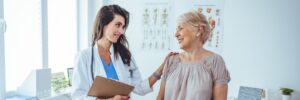 médica com idosa em consulta