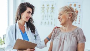 médica com idosa em consulta