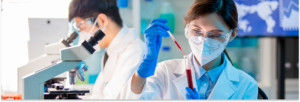 Cientista analisando amostra de sangue.