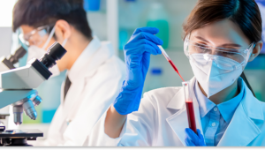 Cientista analisando amostra de sangue.