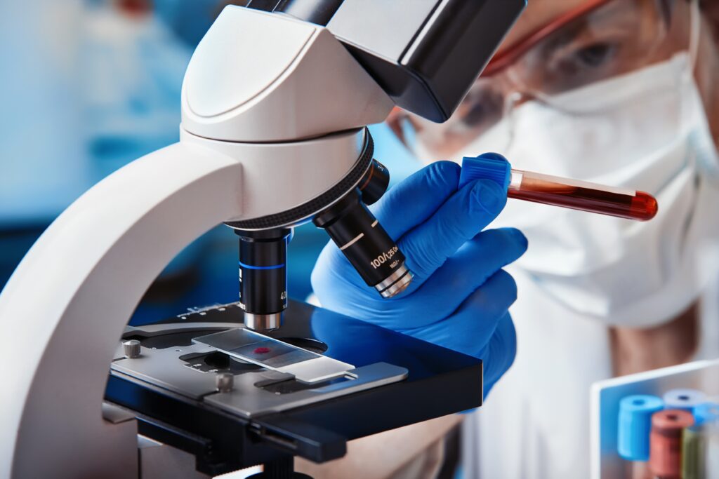 cientista analisando amostra de sangue.